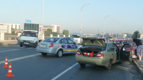 Авария на Октябрьской набережной в Петербурге